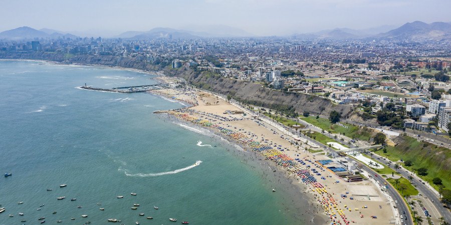  Lima: vista aerea di Agua Dulce Beach 