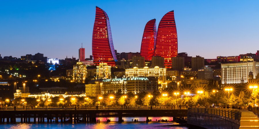 Baku: le ‘Flame Towers’ al tramonto