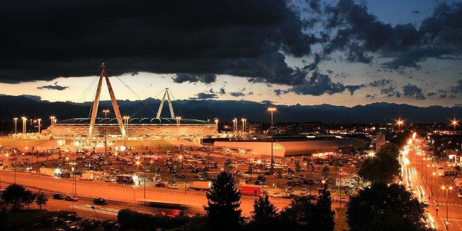 Veduta notturna dello Juventus Stadium